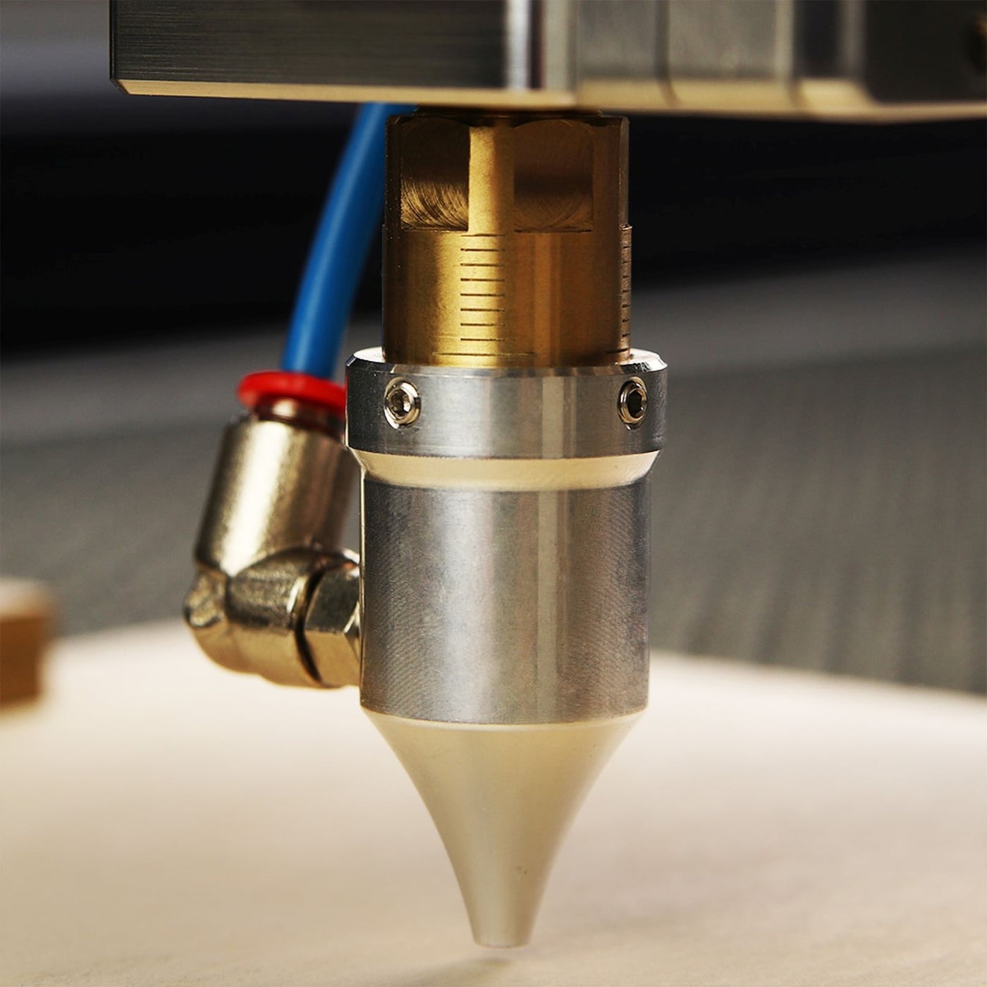 Extreme Nahaufnahme einer Laserdüse kurz vor dem Materialkontakt