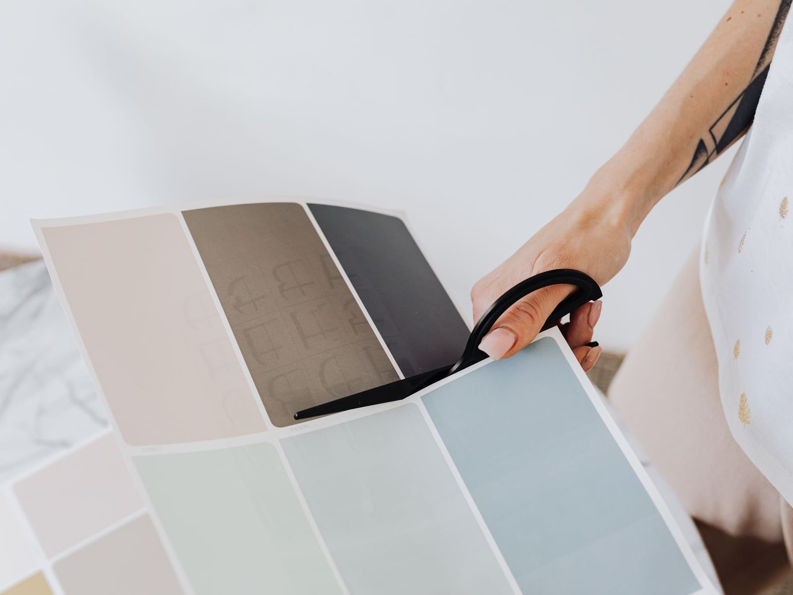 Verschiedene Materialproben aus Sperrholz, Acryl und Leder auf einer Werkbank