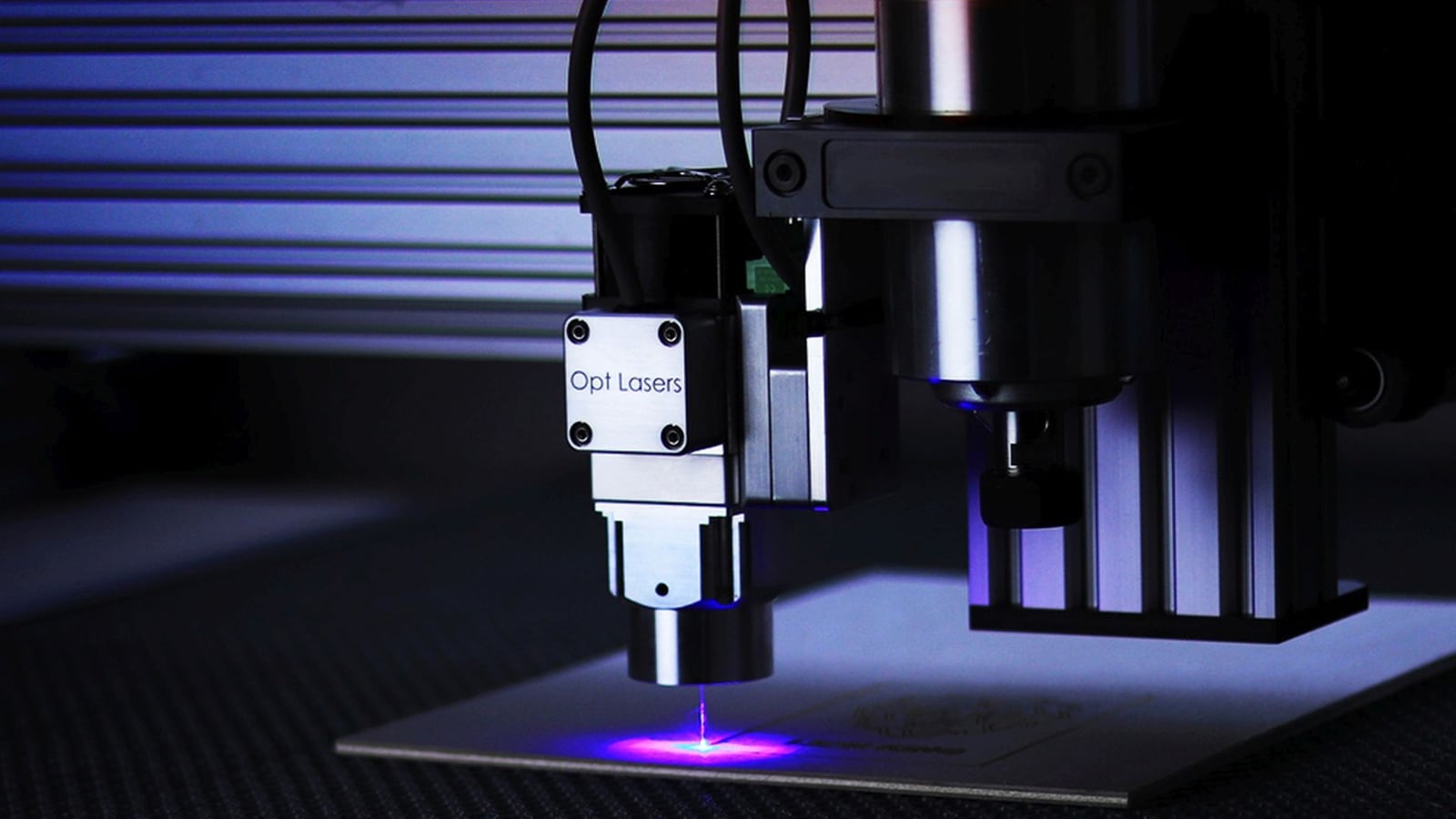 Innenansicht der modernen Laser-Werkstatt in Linz mit professionellen Maschinen und Arbeitsflächen