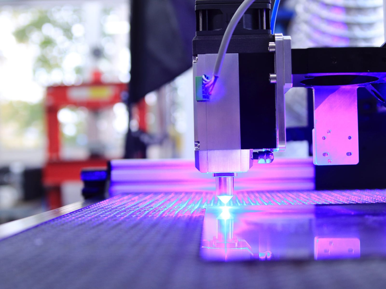 Laserschneidmaschine beim präzisen Zuschnitt einer transparenten Acrylplatte