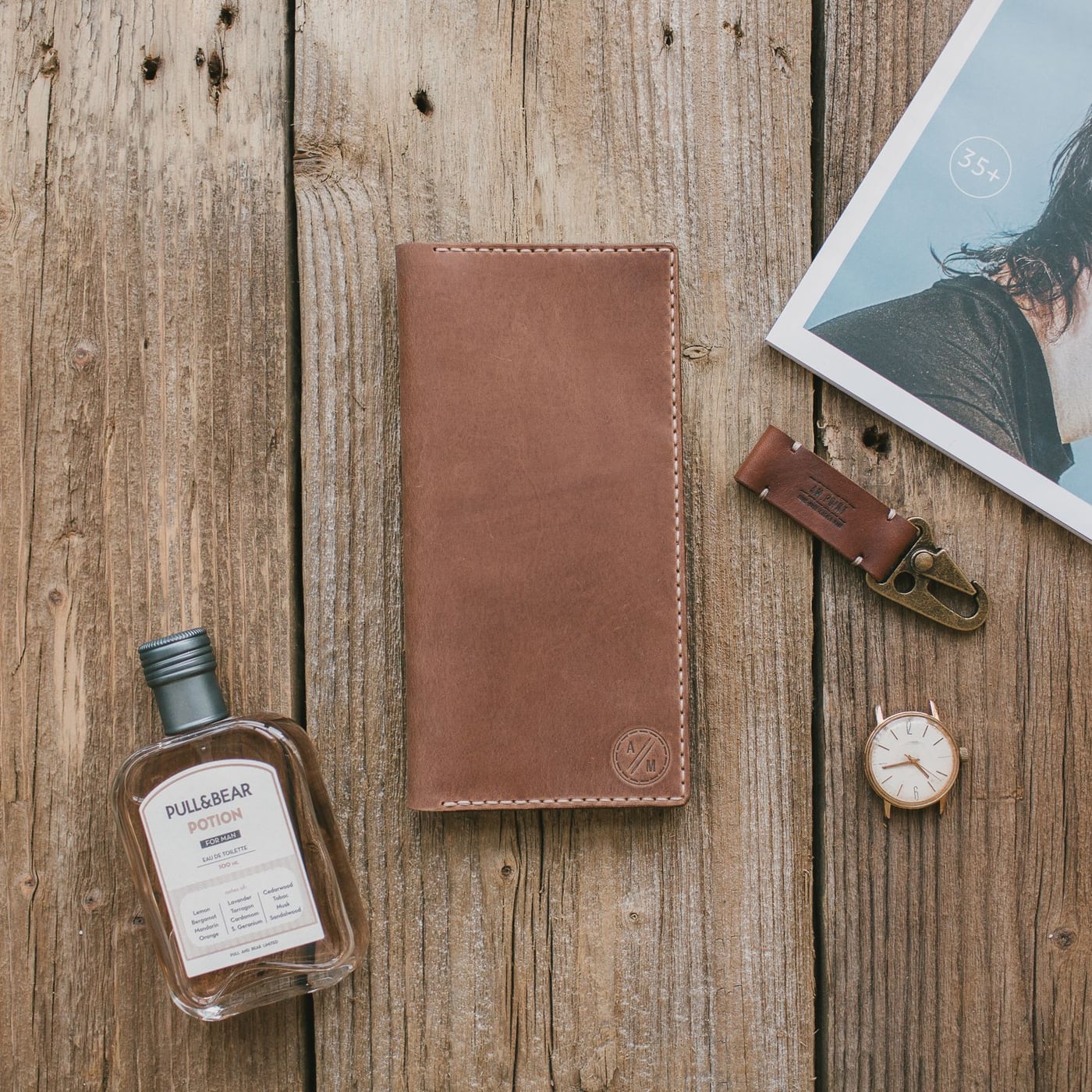 Personalisierte Geschenke aus Leder und Holz auf einer hellen Leinenoberfläche