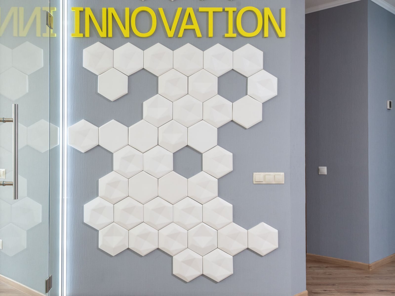 Modernes Acryl-Türschild in einem minimalistischen Bürodesign an einer weißen Wand